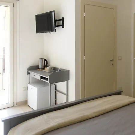 Le Stanze Dei Pico 4 Camera Queen Moderna Con Balcone E Wifi In Piazza Costituente Apartman Mirandola