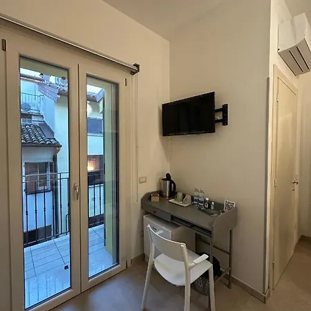 Apartman Le Stanze Dei Pico 4 Camera Queen Moderna Con Balcone E Wifi In Piazza Costituente Mirandola