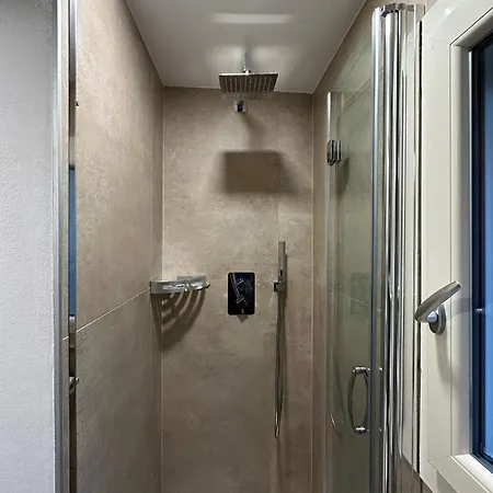Le Stanze Dei Pico 4 Camera Queen Moderna Con Balcone E Wifi In Piazza Costituente Apartman Mirandola